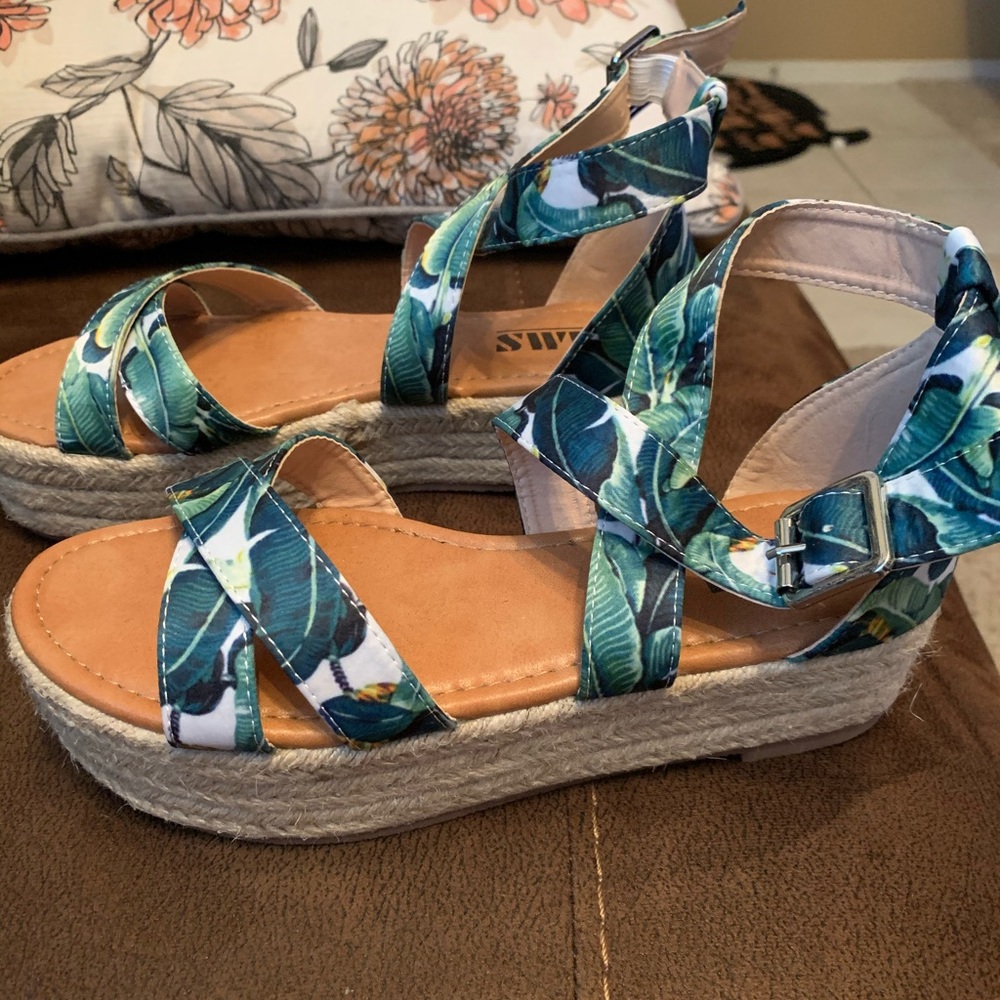 NWOT Botanical Platform Sandals
